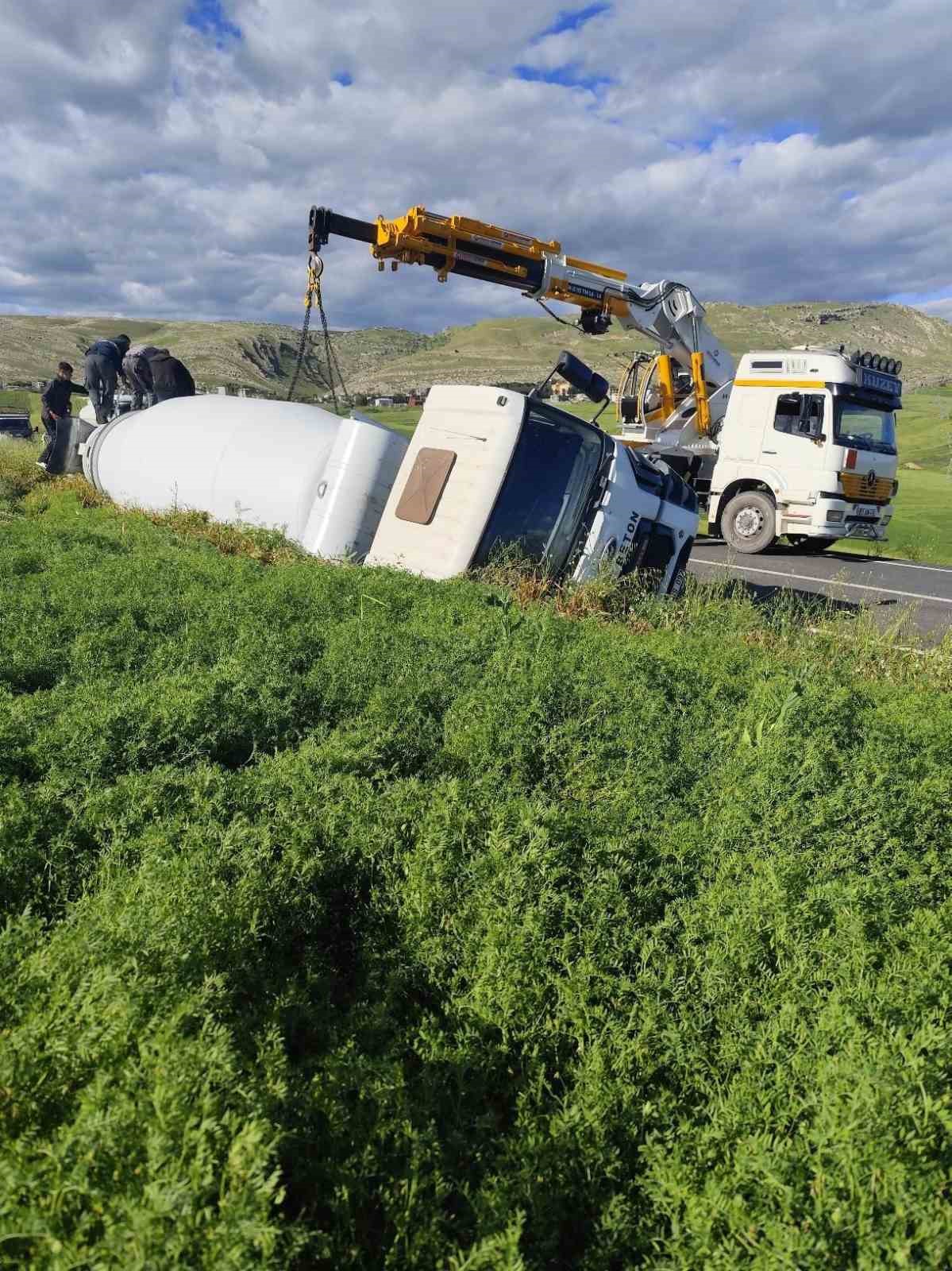 Beton mikseri devrildi: 1 yaralı 4 beton mikseri devrildi 1 yarali 0 MYOr7kDO