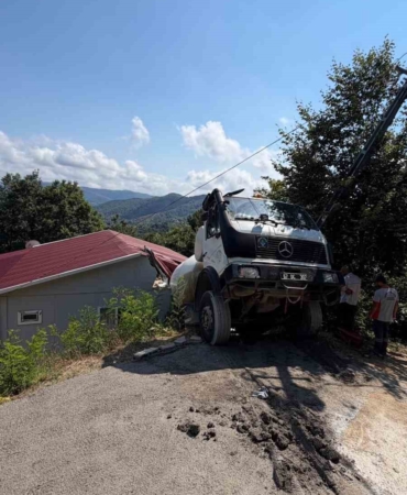 beton-mikseri-evin-catisina-dustu-faciadan-donuldu-L2ENj1Mn.jpg
