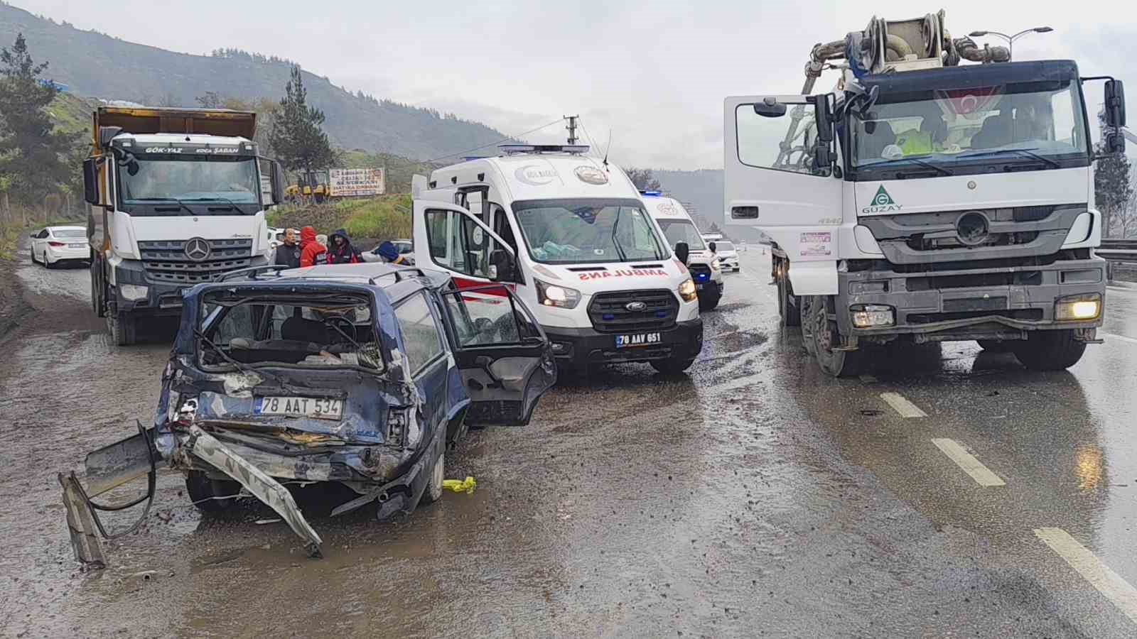 beton mikseri otomobille carpisti 1i cocuk 5 kisi yaralandi 0 qE9JSfNR