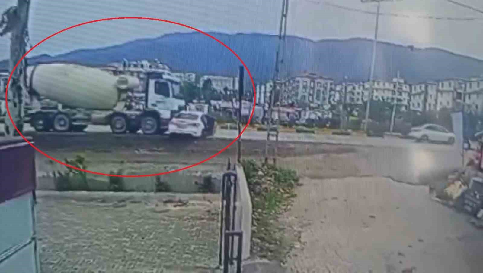 beton mikserin metrelerce surukledigi otomobil surucusu yaralandi 0 Lv5ASaWy