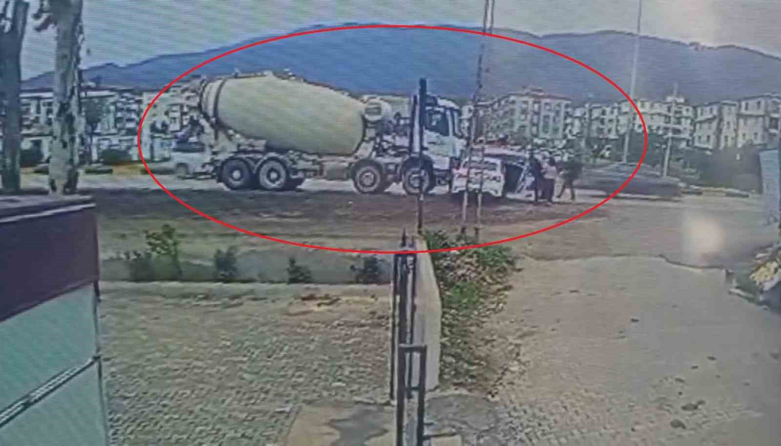 beton mikserin metrelerce surukledigi otomobil surucusu yaralandi 2 QZazMBGY