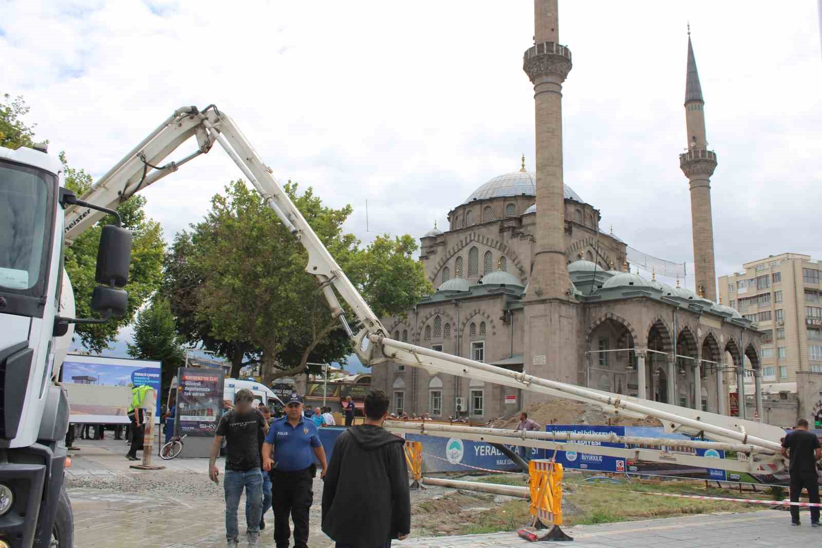 Beton mikserinin pompası patladı: 5 kişi hastaneye kaldırıldı 9 beton mikserinin pompasi patladi 5 kisi hastaneye kaldirildi 5 kZq6bj2c
