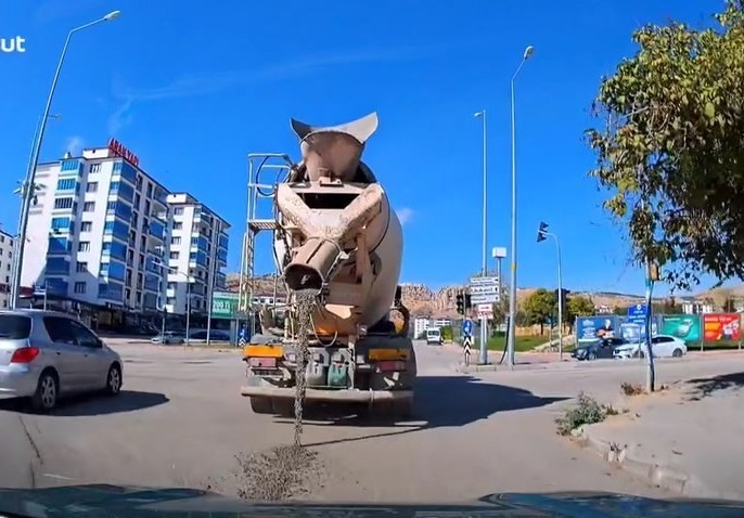 beton mikserinin yola cimento dokerek ilerledigi anlar kamerada 0 rcVThTCS