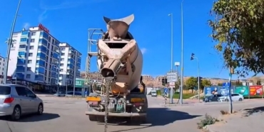 beton-mikserinin-yola-cimento-dokerek-ilerledigi-anlar-kamerada-YcY2l3vx.jpg