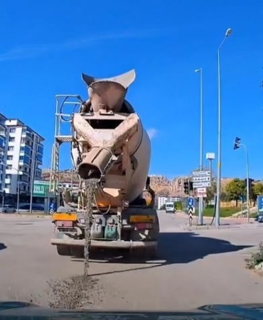 beton-mikserinin-yola-cimento-dokerek-ilerledigi-anlar-kamerada-YcY2l3vx.jpg