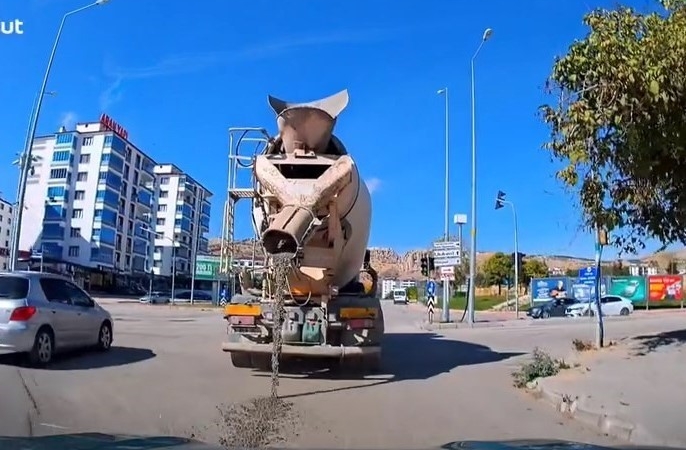 beton-mikserinin-yola-cimento-dokerek-ilerledigi-anlar-kamerada-YcY2l3vx.jpg