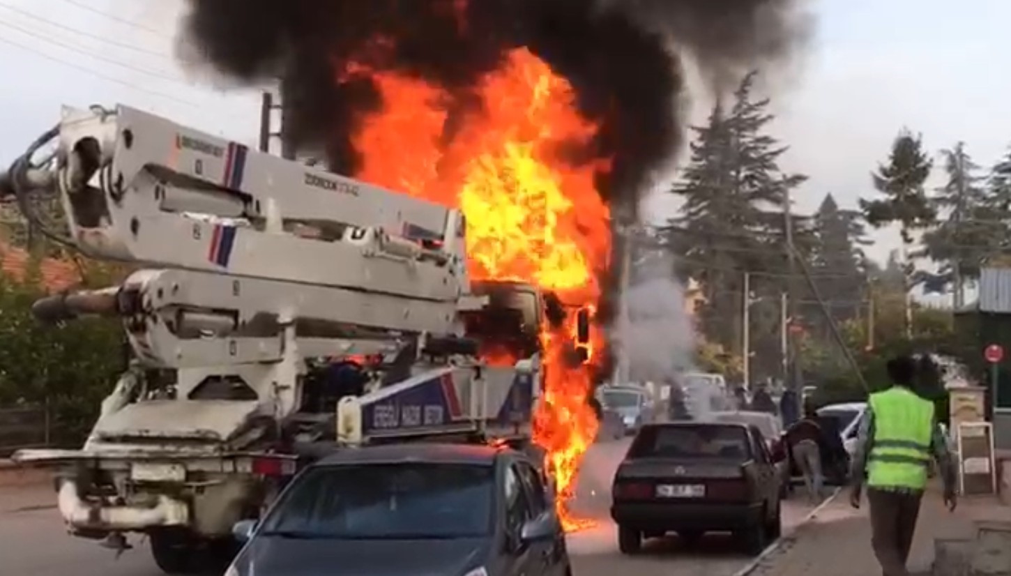 beton pompasi alev alev yandi 2 otomobil zarar gordu 0 4KTPs8TE