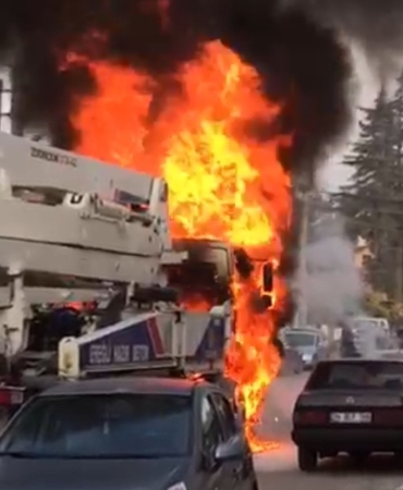 beton-pompasi-alev-alev-yandi-2-otomobil-zarar-gordu-8NqkMehf.jpg