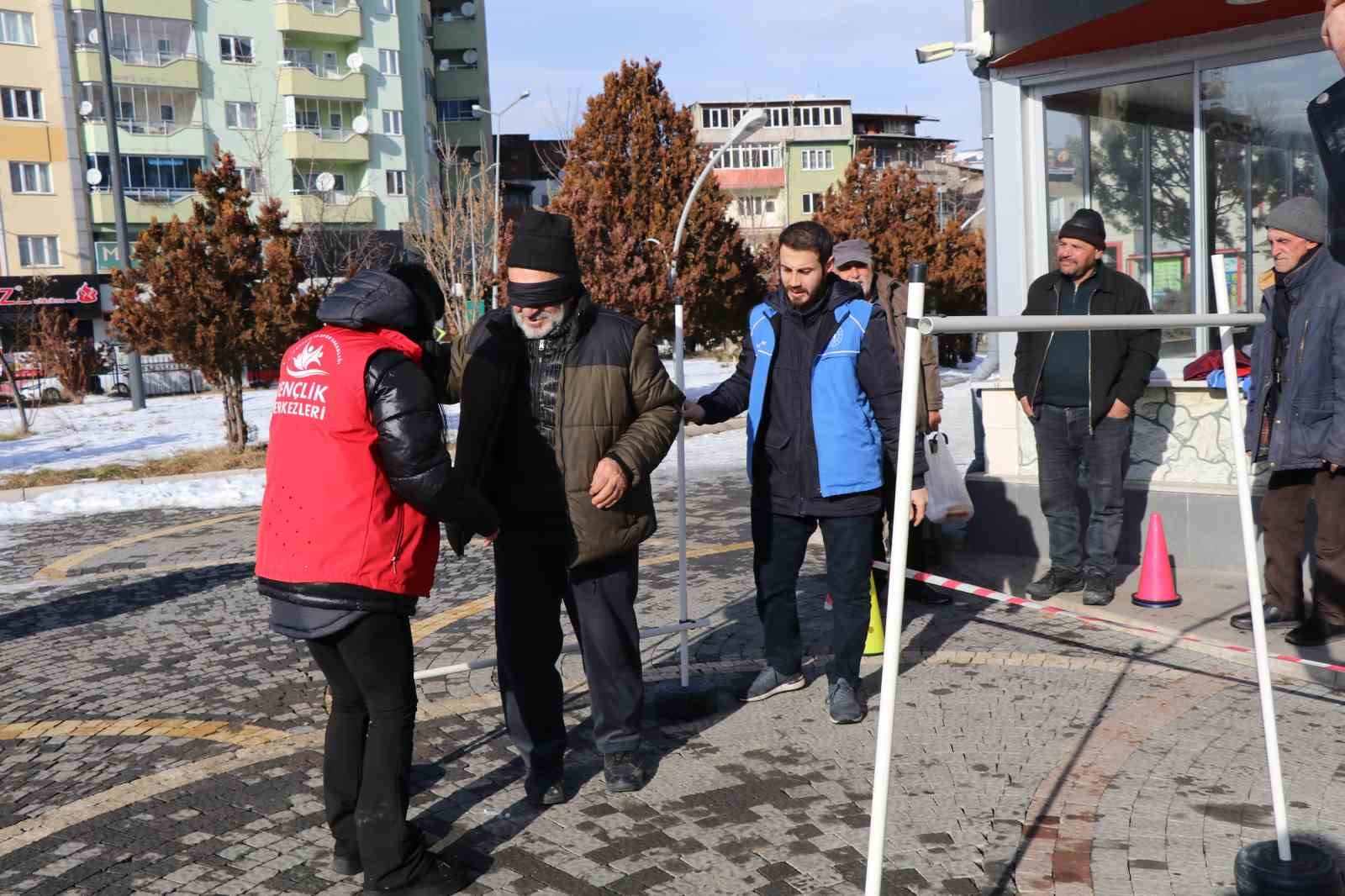 beyaz bastonlarla engelleri asmaya calistilar 2 m6G5DMnd