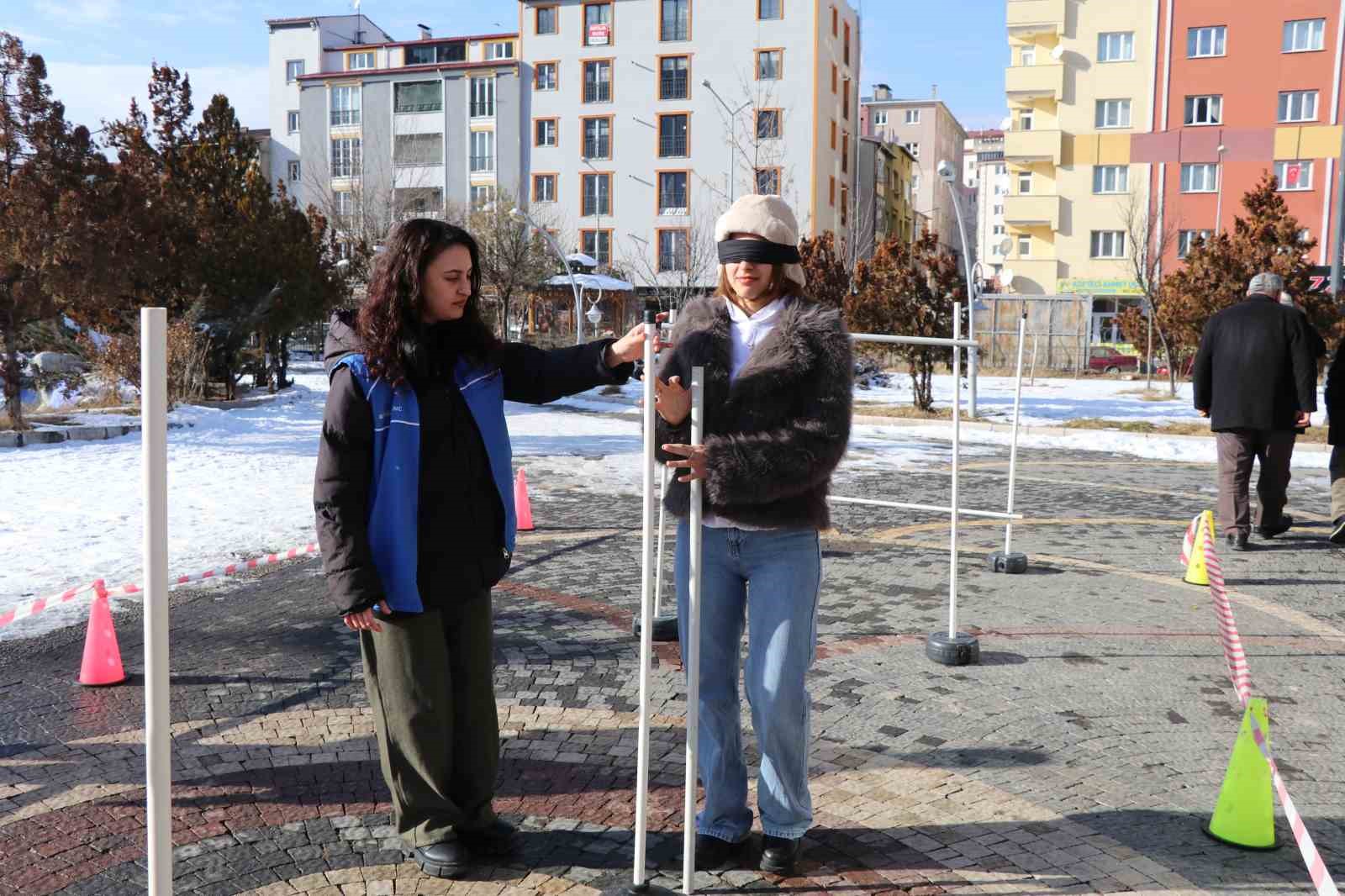 beyaz bastonlarla engelleri asmaya calistilar 3 yhpyldZL