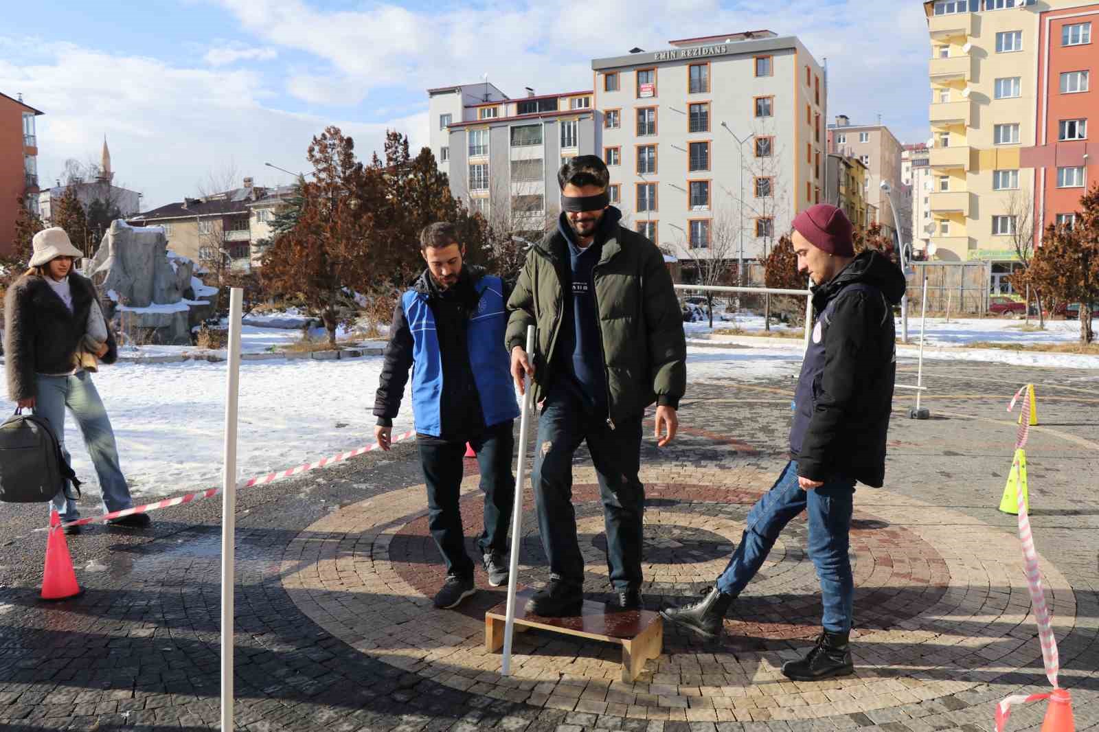 beyaz bastonlarla engelleri asmaya calistilar 4 fhQsKIUK