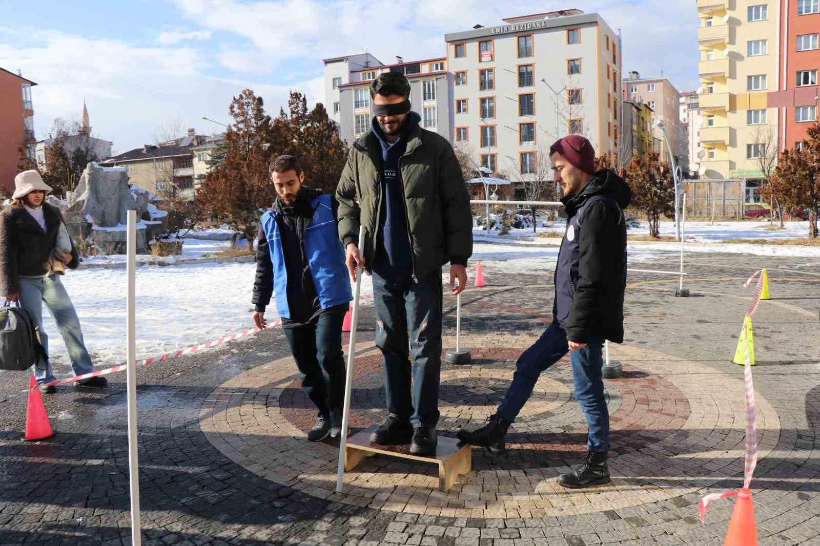 beyaz bastonlarla engelleri asmaya calistilar 5 BKCpd454
