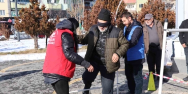 beyaz-bastonlarla-engelleri-asmaya-calistilar-g6nbWcMO.jpg