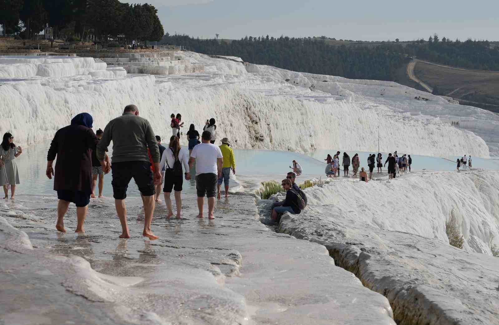 beyaz cennet pamukkale asya ulkelerinden gelen turistlerin yogun ilgisini cekiyor 1 VfOtRXf7