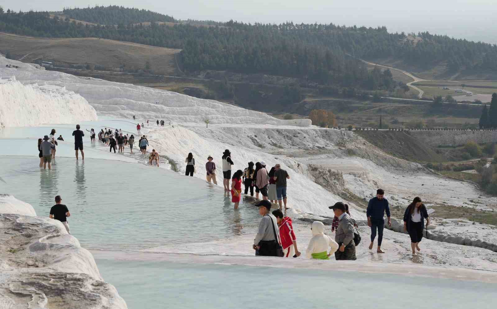 beyaz cennet pamukkale asya ulkelerinden gelen turistlerin yogun ilgisini cekiyor 3 KiOMlsIh