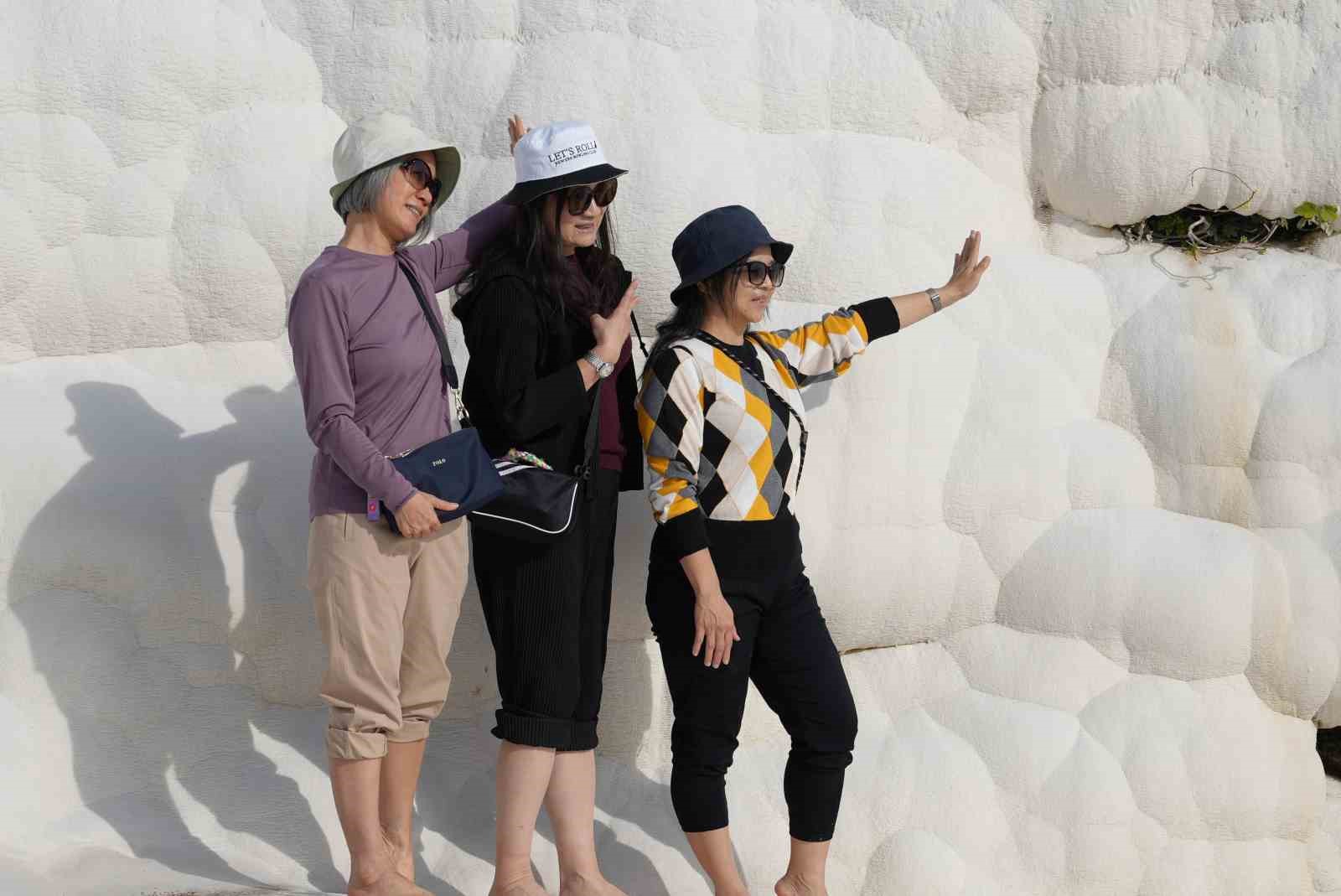 beyaz cennet pamukkale asya ulkelerinden gelen turistlerin yogun ilgisini cekiyor 5 cbWeEhNn