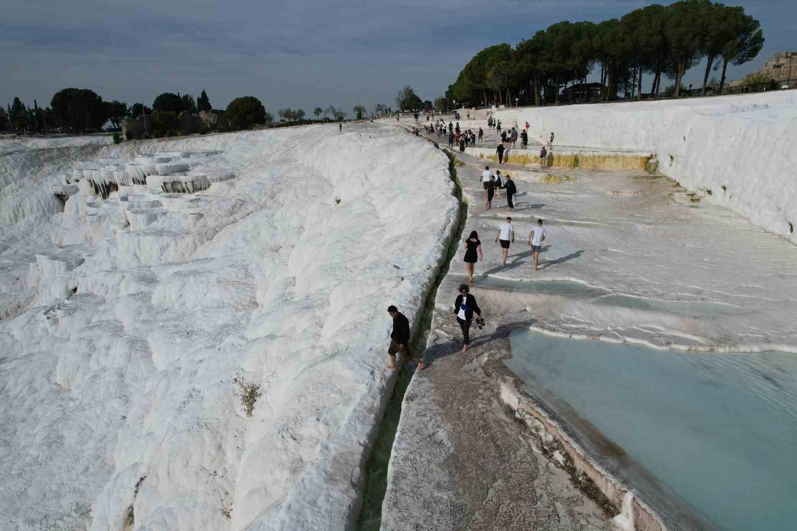 beyaz cennet pamukkale asya ulkelerinden gelen turistlerin yogun ilgisini cekiyor 6 sQEwK5JX
