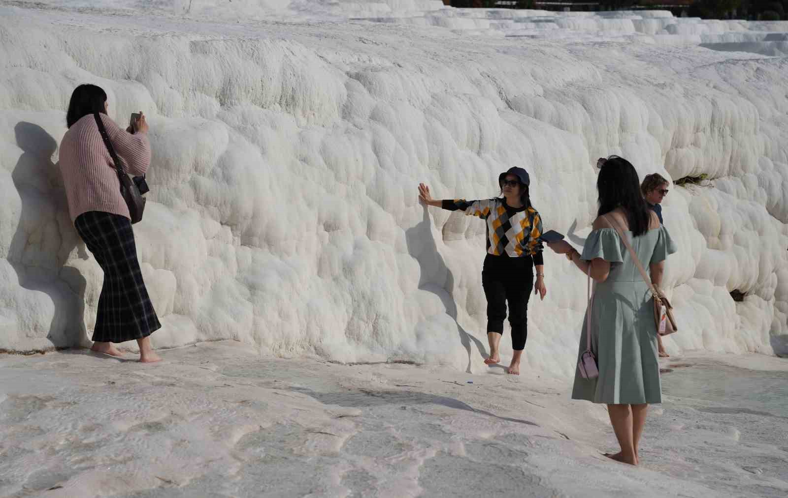 beyaz cennet pamukkale asya ulkelerinden gelen turistlerin yogun ilgisini cekiyor 8