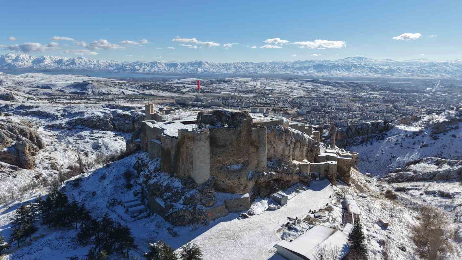 Beyaz gelinliğini giyen Harput havadan görüntülendi 5 beyaz gelinligini giyen harput havadan goruntulendi 1 9laGj2rJ