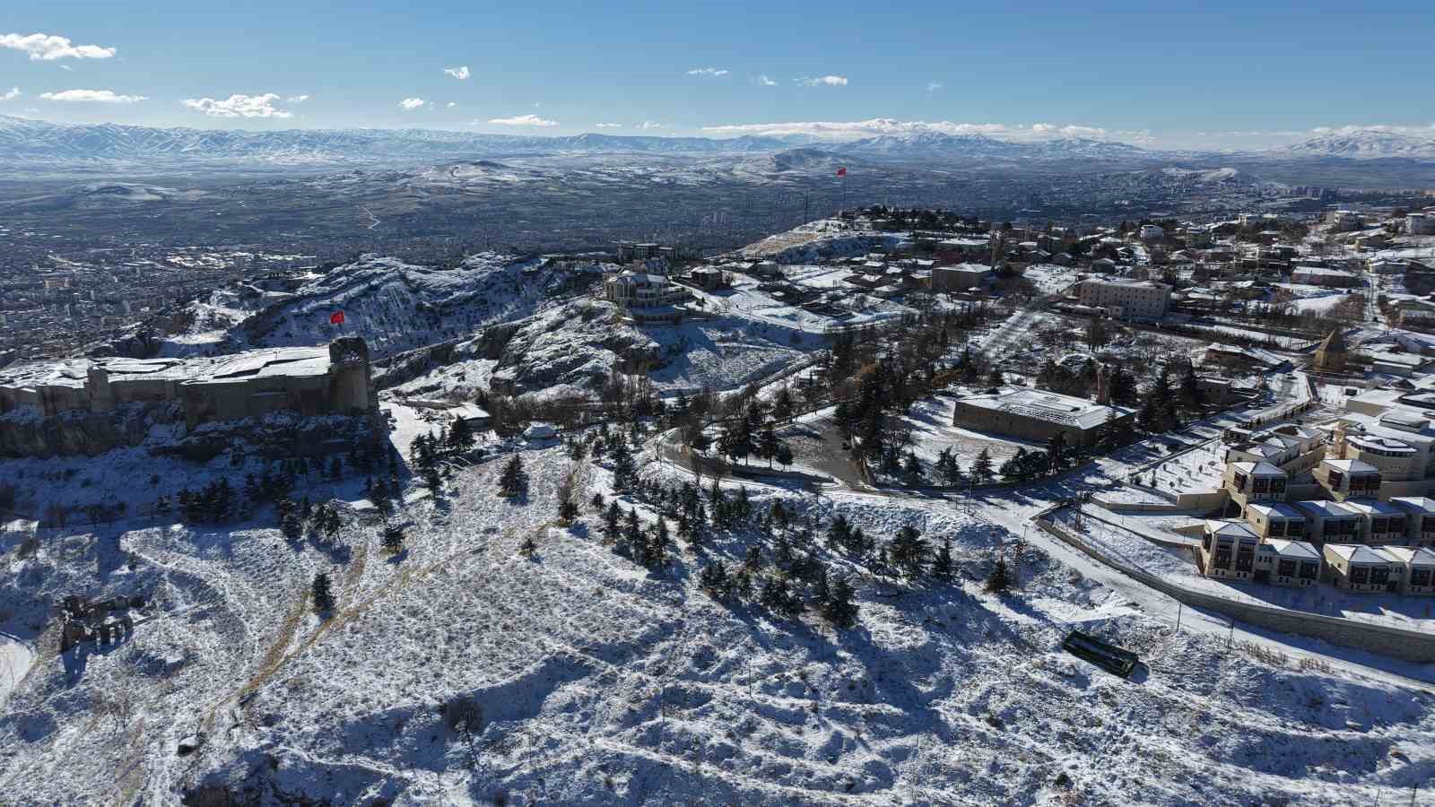 Beyaz gelinliğini giyen Harput havadan görüntülendi 8 beyaz gelinligini giyen harput havadan goruntulendi 4 MPlG51Gw