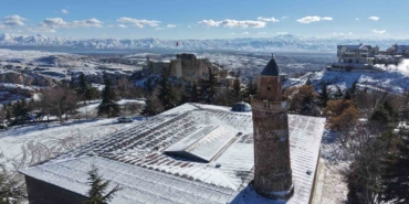 beyaz-gelinligini-giyen-harput-havadan-goruntulendi-GNLOSLG3.jpg