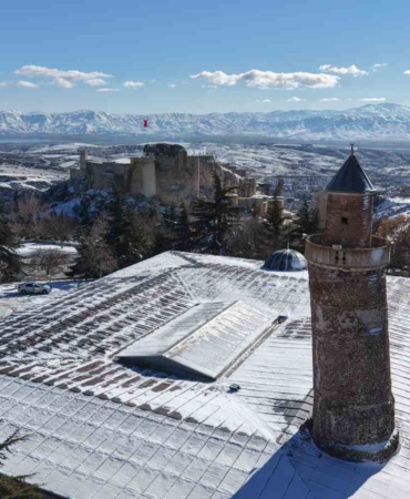 beyaz-gelinligini-giyen-harput-havadan-goruntulendi-GNLOSLG3.jpg