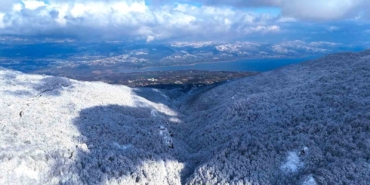 beyaz-mavi-ve-yesil-birlesti-essiz-manzara-mest-etti-i9ZyJc15.jpg