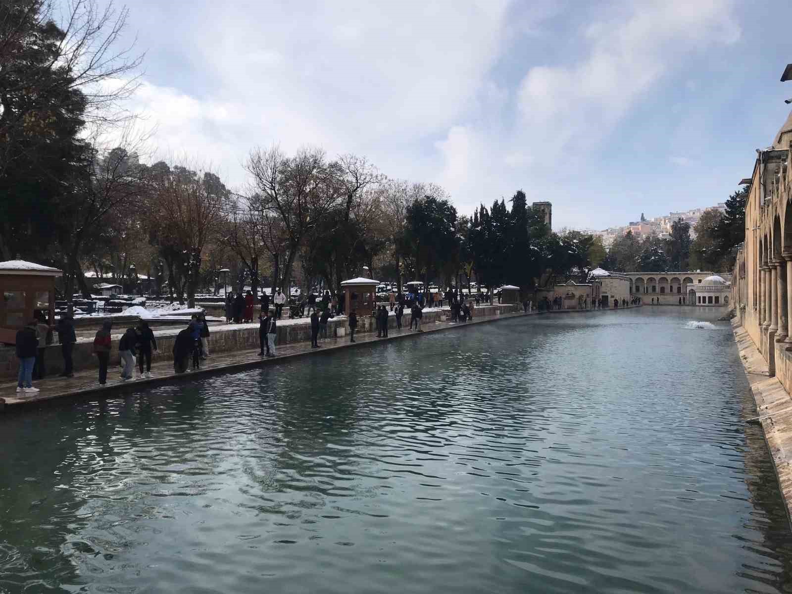 beyaz ortuyle kaplanan balikligol havadan goruntulendi 2 32v4c6Lc