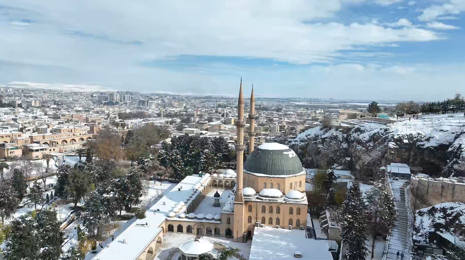 beyaz ortuyle kaplanan balikligol havadan goruntulendi 7 CWnJZbRF