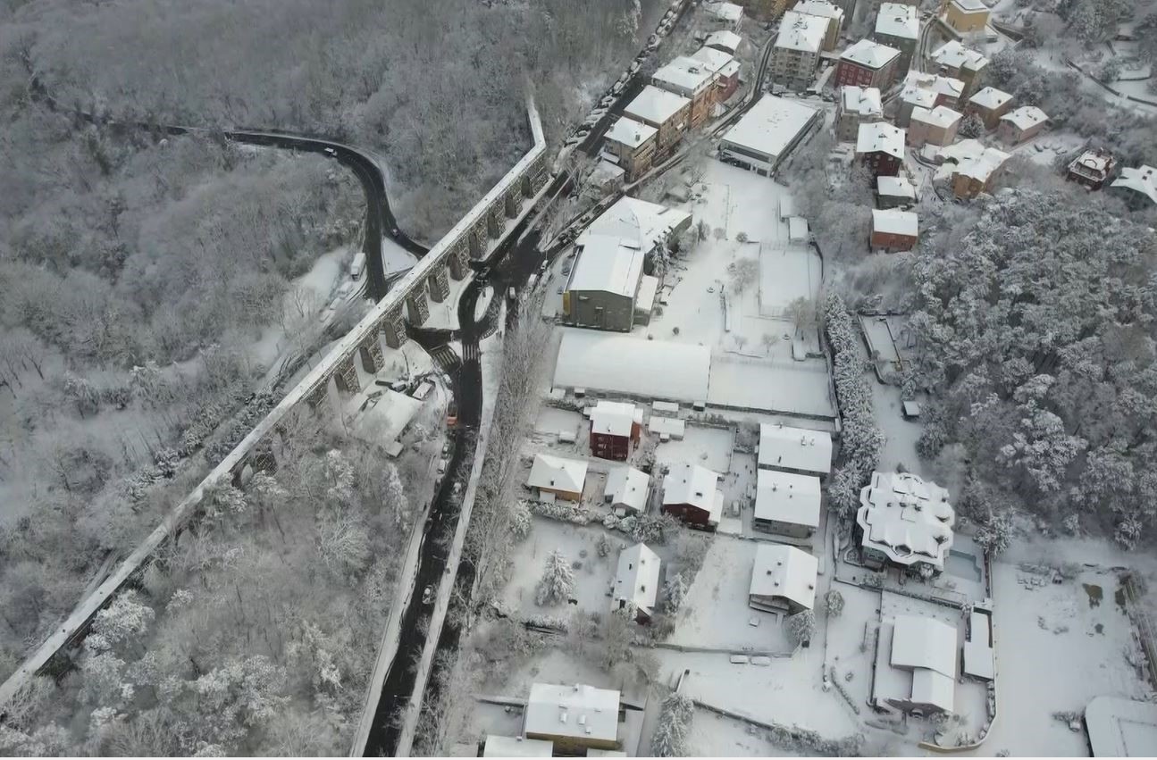 beyaz ortuyle kaplanan sariyer havadan goruntulendi 3 h1Pd5ZV6