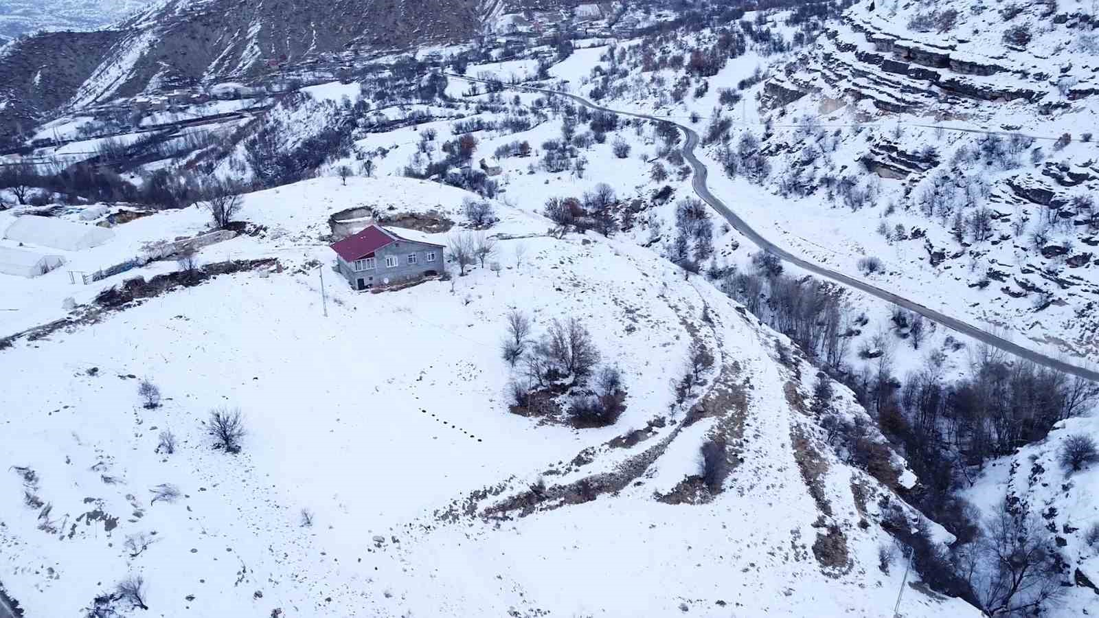 Beyaza bürünen 2 bin rakımdaki mahalleler havadan görüntülendi 4 beyaza burunen 2 bin rakimdaki mahalleler havadan goruntulendi 0