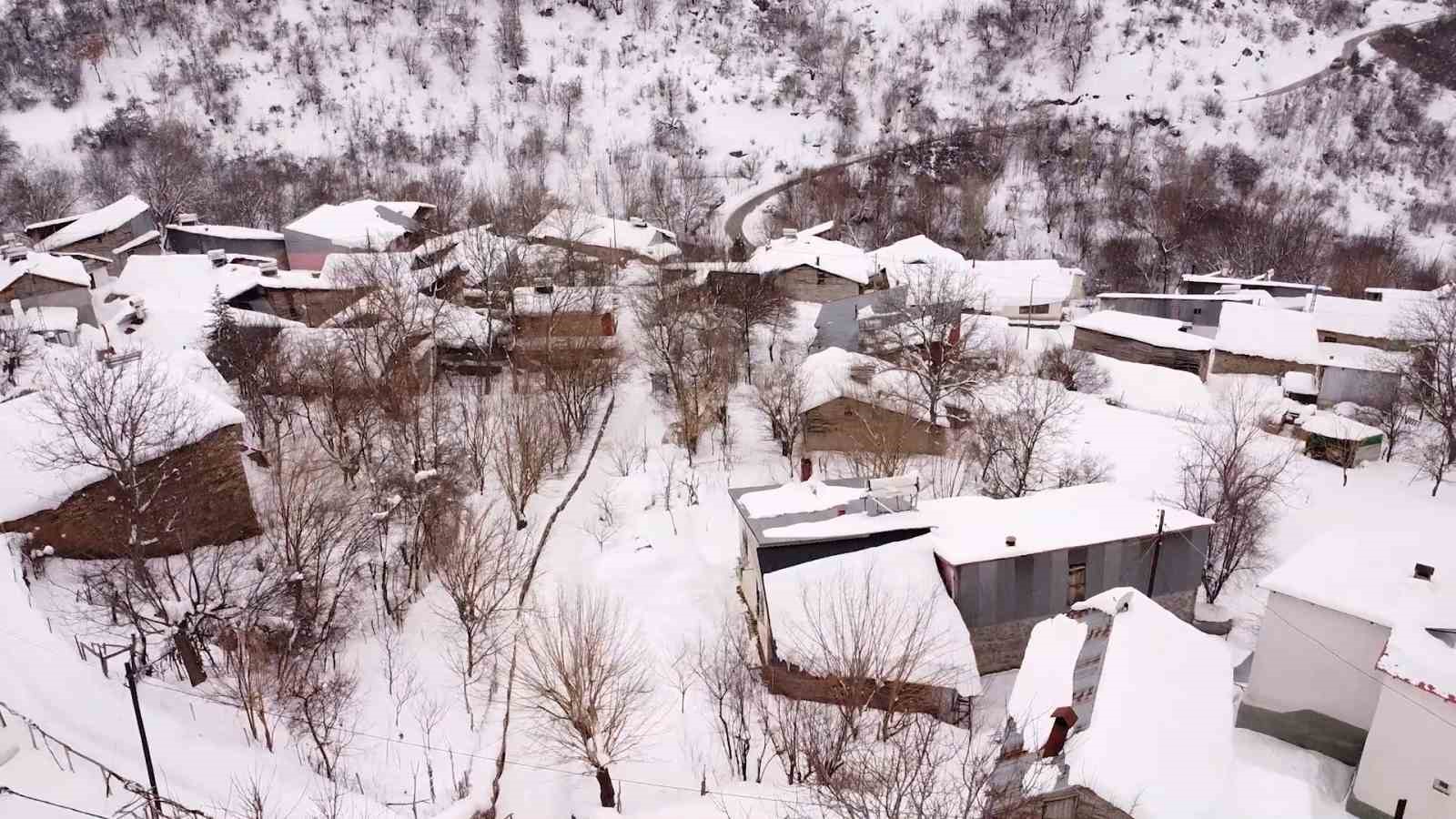 Beyaza bürünen 2 bin rakımdaki mahalleler havadan görüntülendi 8 beyaza burunen 2 bin rakimdaki mahalleler havadan goruntulendi 4 fegBhTYl