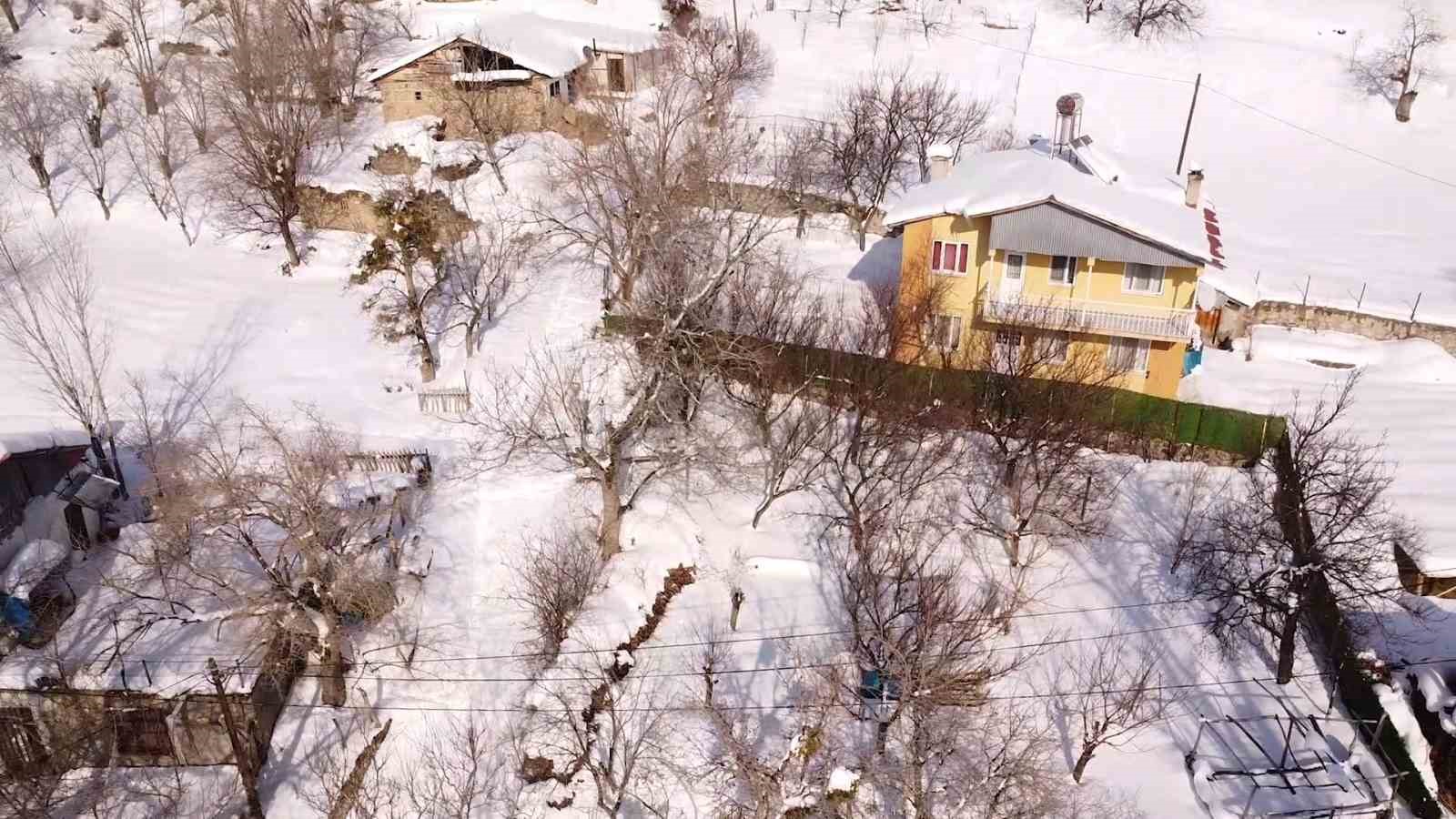 Beyaza bürünen 2 bin rakımdaki mahalleler havadan görüntülendi 11 beyaza burunen 2 bin rakimdaki mahalleler havadan goruntulendi 7 4jv9njfJ