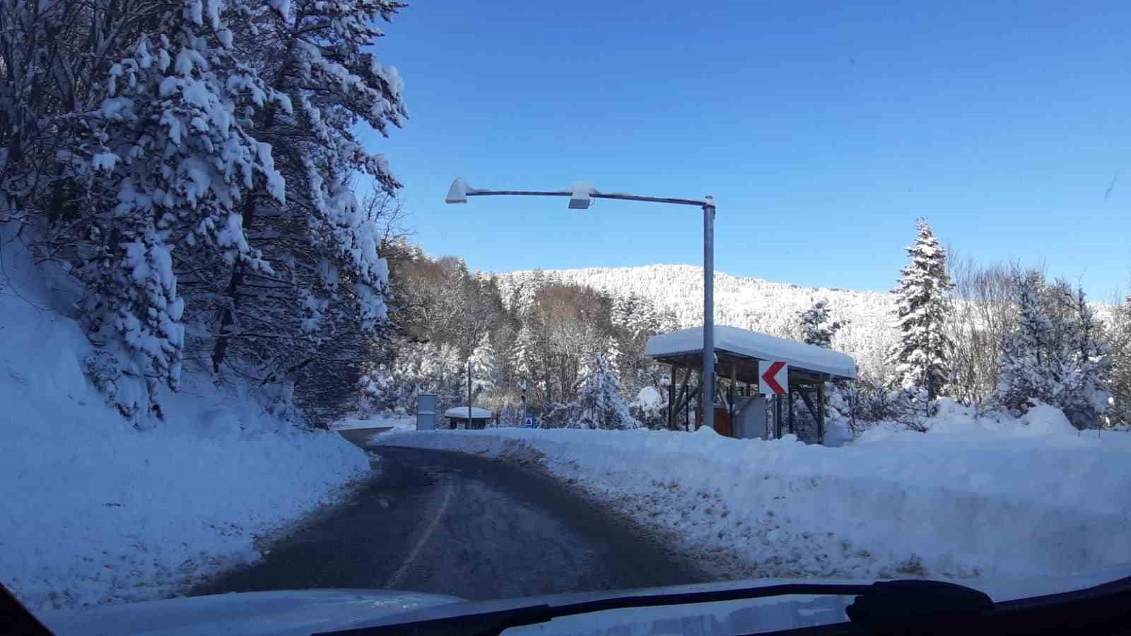 Beyaza bürünen Abant’ta kartpostallık manzara: Kar kalınlığı 1 metreyi buldu 8 beyaza burunen abantta kartpostallik manzara kar kalinligi 1 metreyi buldu 4 WqMsiD65