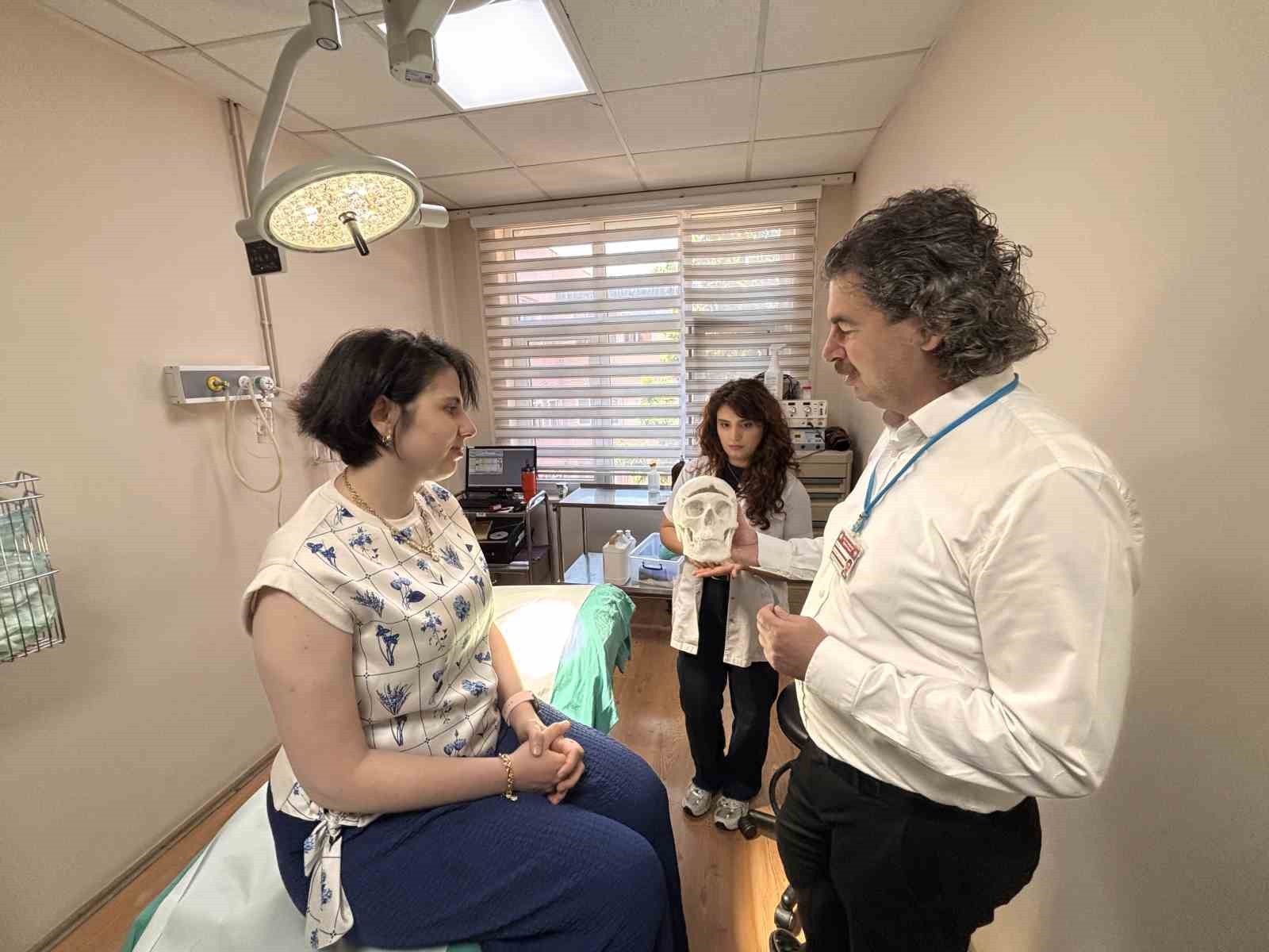 Beyin tümörü ameliyatı sonrası çöken alnı, 3 boyutlu implantla düzeltildi 6 beyin tumoru ameliyati sonrasi coken alni 3 boyutlu implantla duzeltildi 2 dc2Cmf85