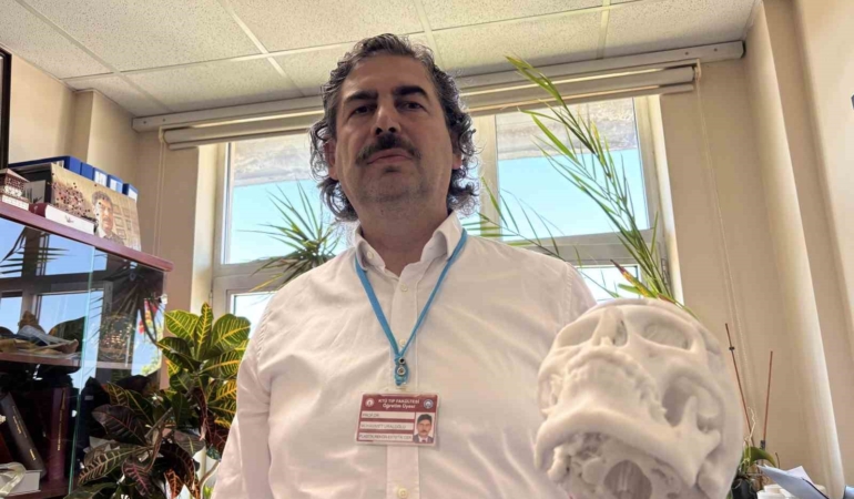 beyin-tumoru-ameliyati-sonrasi-coken-alni-3-boyutlu-implantla-duzeltildi-GpGjnsJF.jpg