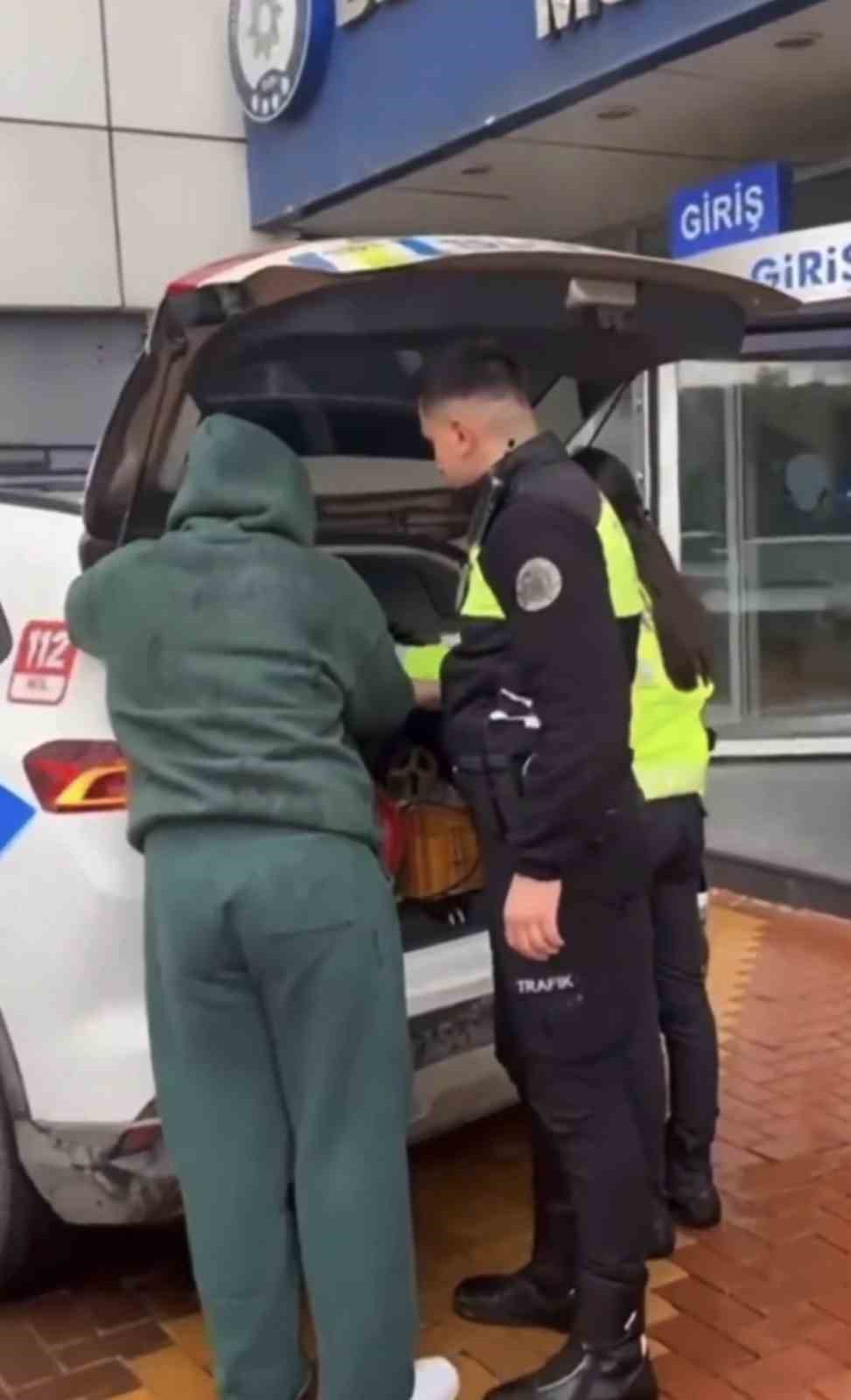 Beykoz’da drift yapan sürücüye 109 bin lira ceza: Ehliyeti alındığı halde direksiyon başına geçmiş 5 beykozda drift yapan surucuye 109 bin lira ceza ehliyeti alindigi halde direksiyon basina gecmis LYISDFnW