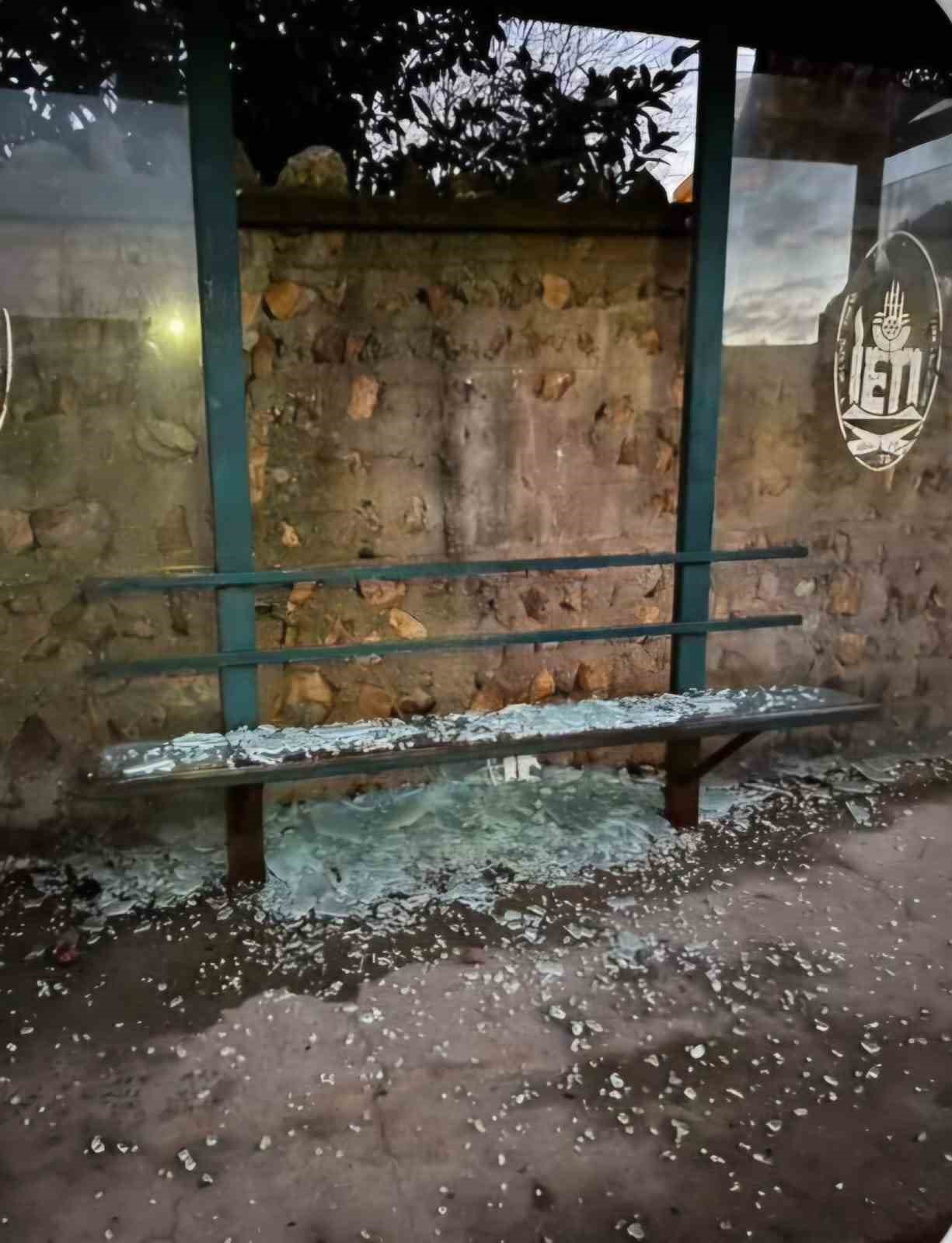 beykozda durak camlarini hedef alan iki supheli yakalandi 0 Htqp7B7q