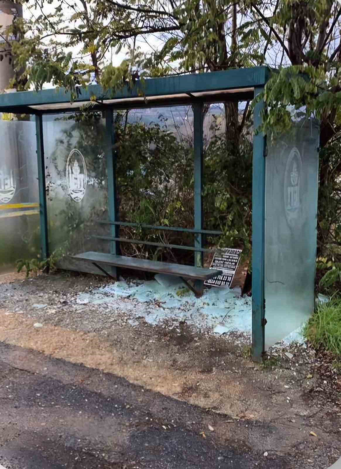 beykozda durak camlarini hedef alan iki supheli yakalandi 1 hJEDInRM