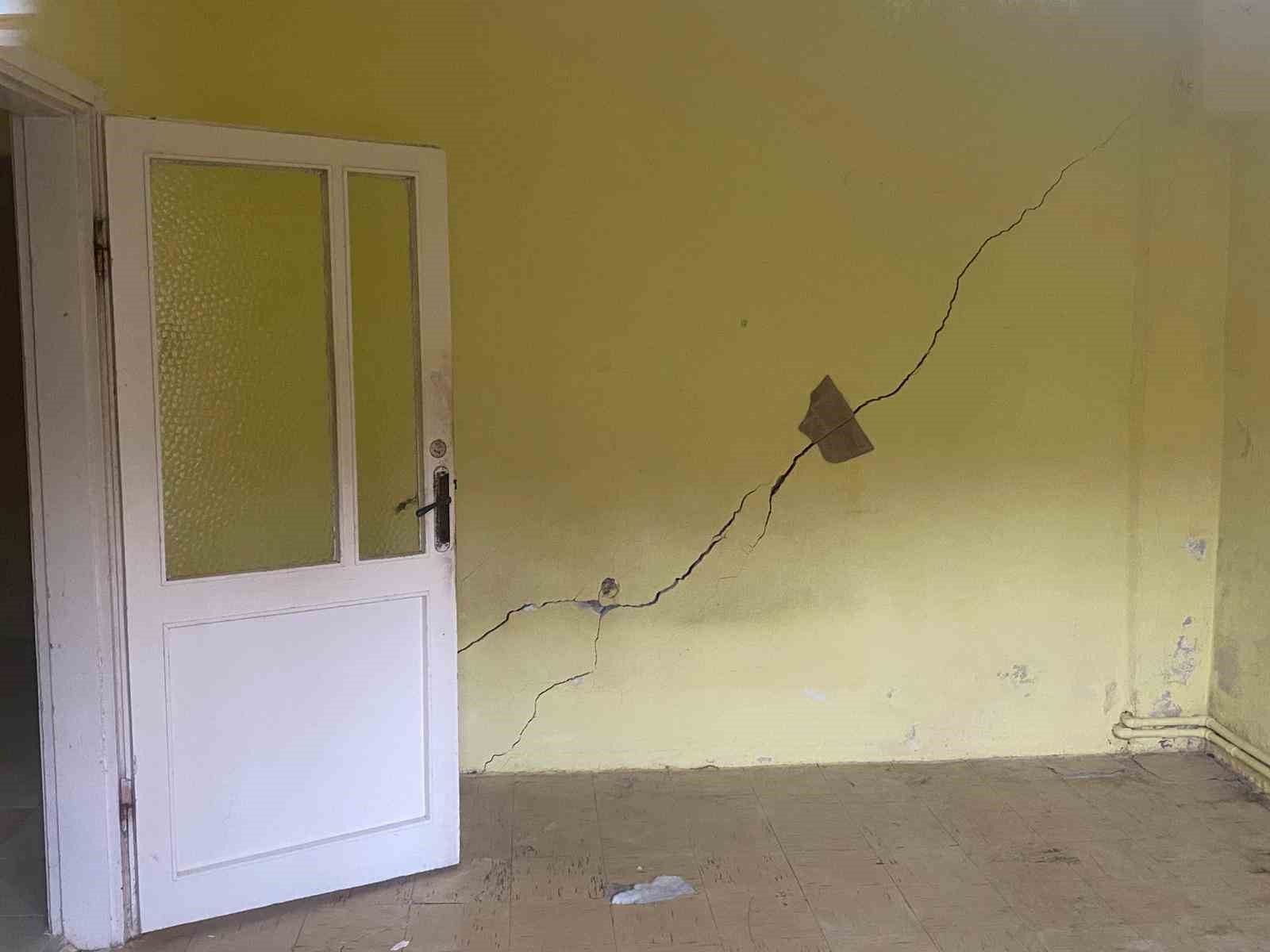 beykozda duvarlari ve zemini catlayan 2 bina muhurlenerek tahliye edildi 3 Ew3tRPuJ