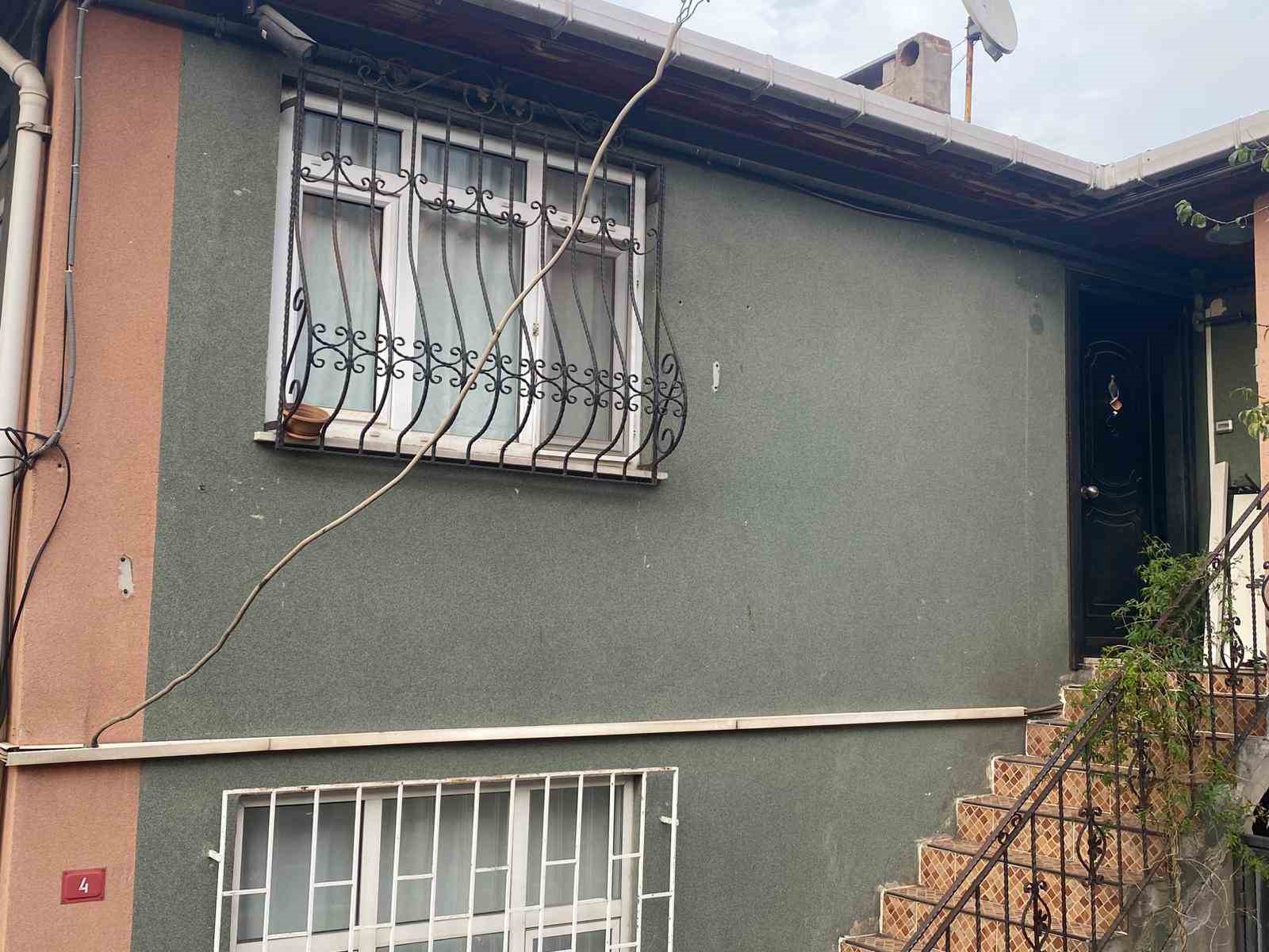 beykozda duvarlari ve zemini catlayan 2 bina muhurlenerek tahliye edildi 5
