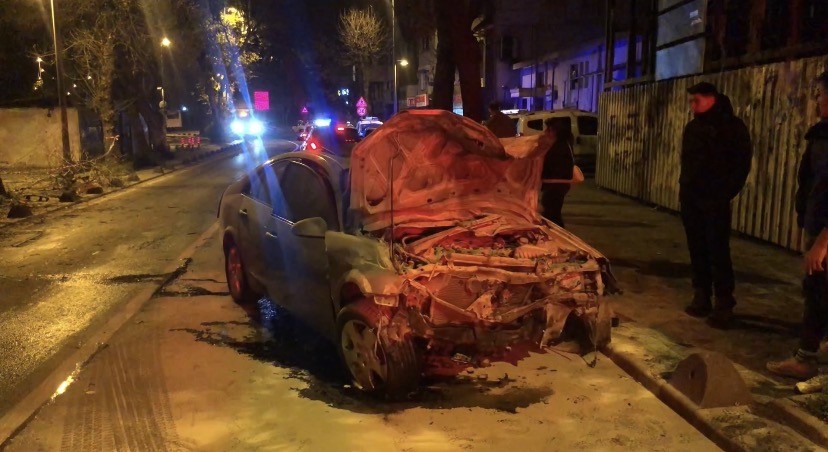 Beykoz’da ehliyetsiz sürücünün kullandığı otomobil ağaca çarpıp yola savruldu: 2 yaralı 5 beykozda ehliyetsiz surucunun kullandigi otomobil agaca carpip yola savruldu 2 yarali 1 XEe1tO3v