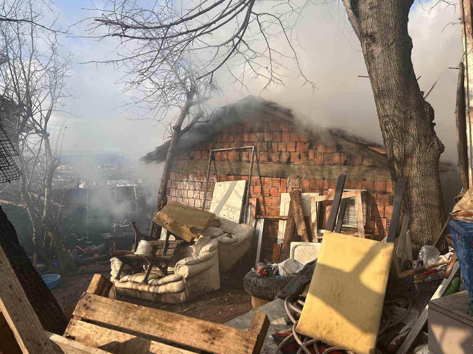 Beykoz’da gecekonduda yangın paniği: Odunluk ve çatı zarar gördü 4 beykozda gecekonduda yangin panigi odunluk ve cati zarar gordu 0 3CRYnrQn