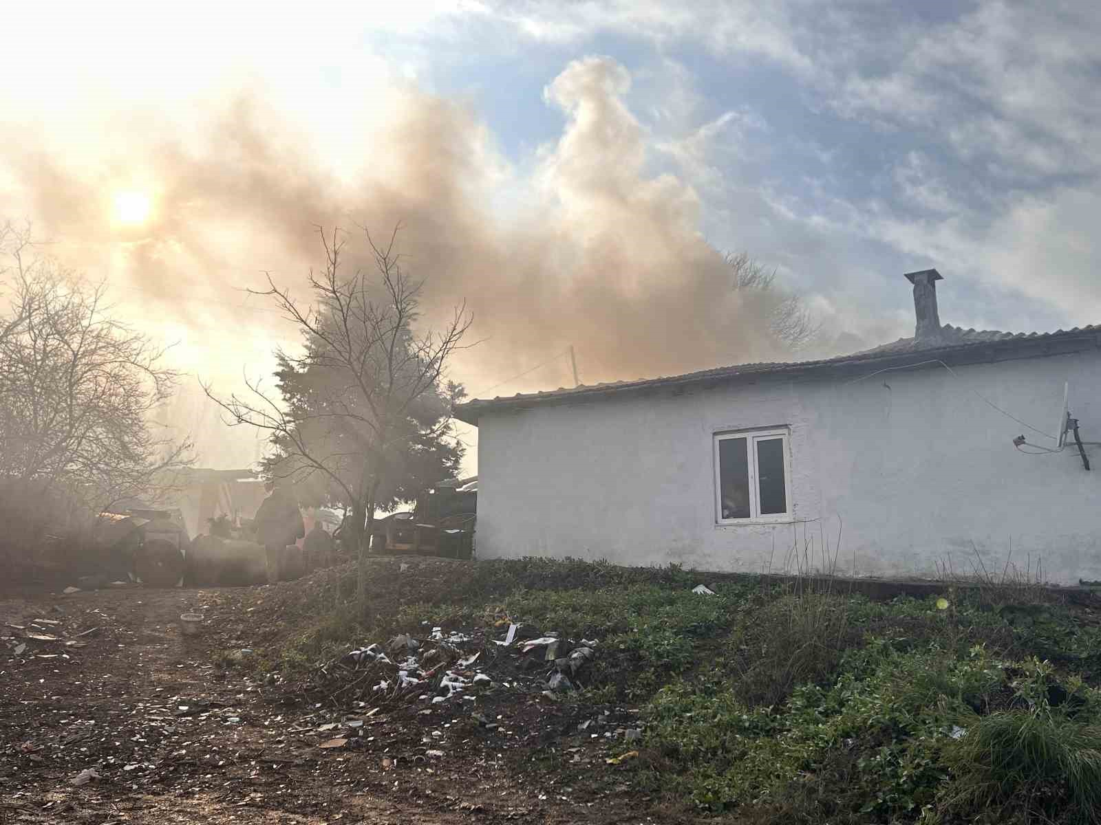 Beykoz’da gecekonduda yangın paniği: Odunluk ve çatı zarar gördü 5 beykozda gecekonduda yangin panigi odunluk ve cati zarar gordu 1 z4aTh4pm