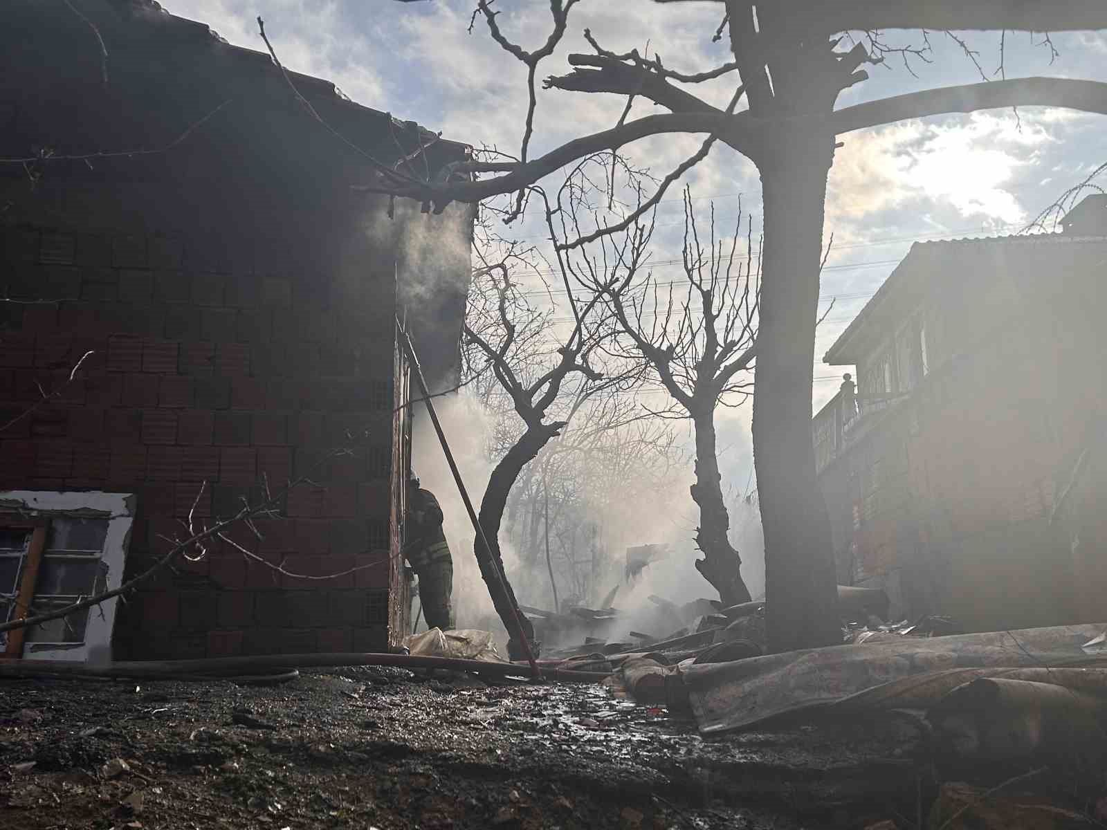 Beykoz’da gecekonduda yangın paniği: Odunluk ve çatı zarar gördü 6 beykozda gecekonduda yangin panigi odunluk ve cati zarar gordu 2