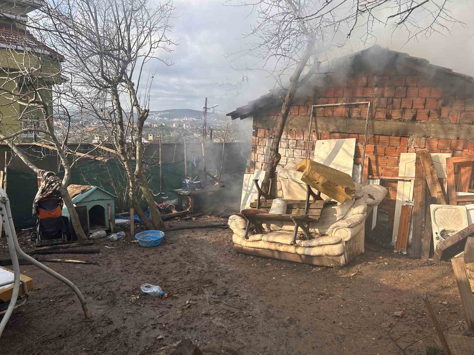 Beykoz’da gecekonduda yangın paniği: Odunluk ve çatı zarar gördü 7 beykozda gecekonduda yangin panigi odunluk ve cati zarar gordu 3