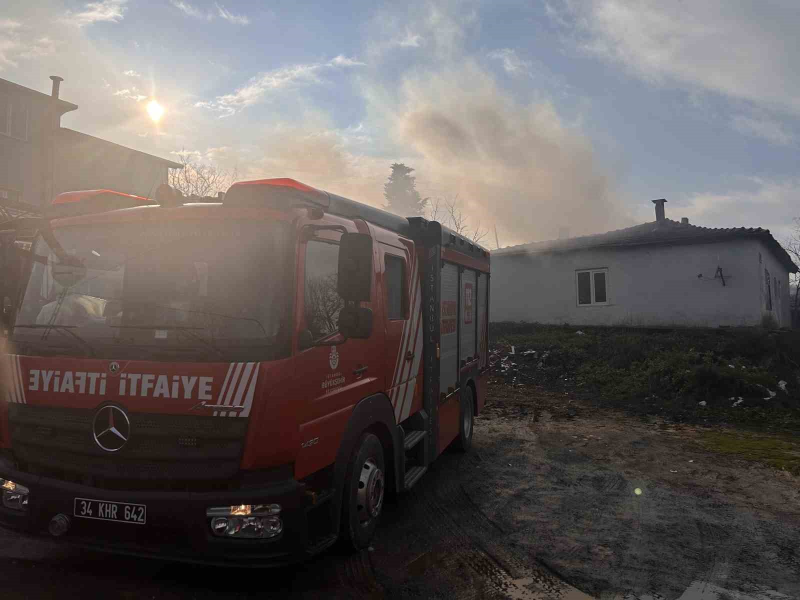 Beykoz’da gecekonduda yangın paniği: Odunluk ve çatı zarar gördü 8 beykozda gecekonduda yangin panigi odunluk ve cati zarar gordu 4 mmNz6kL5