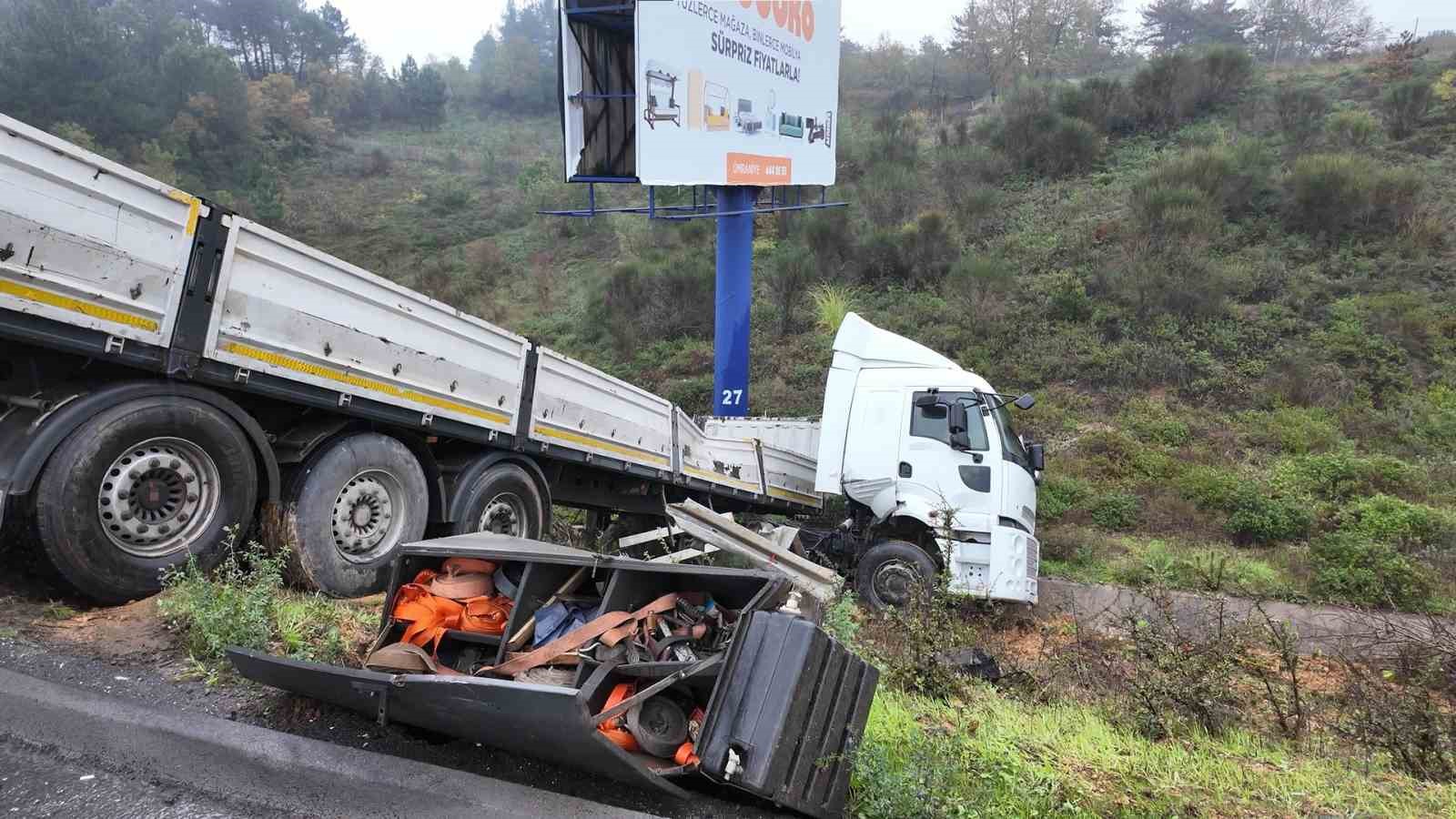 beykozda saganak yagis kaza getirdi tir devrildi 1 yarali 2