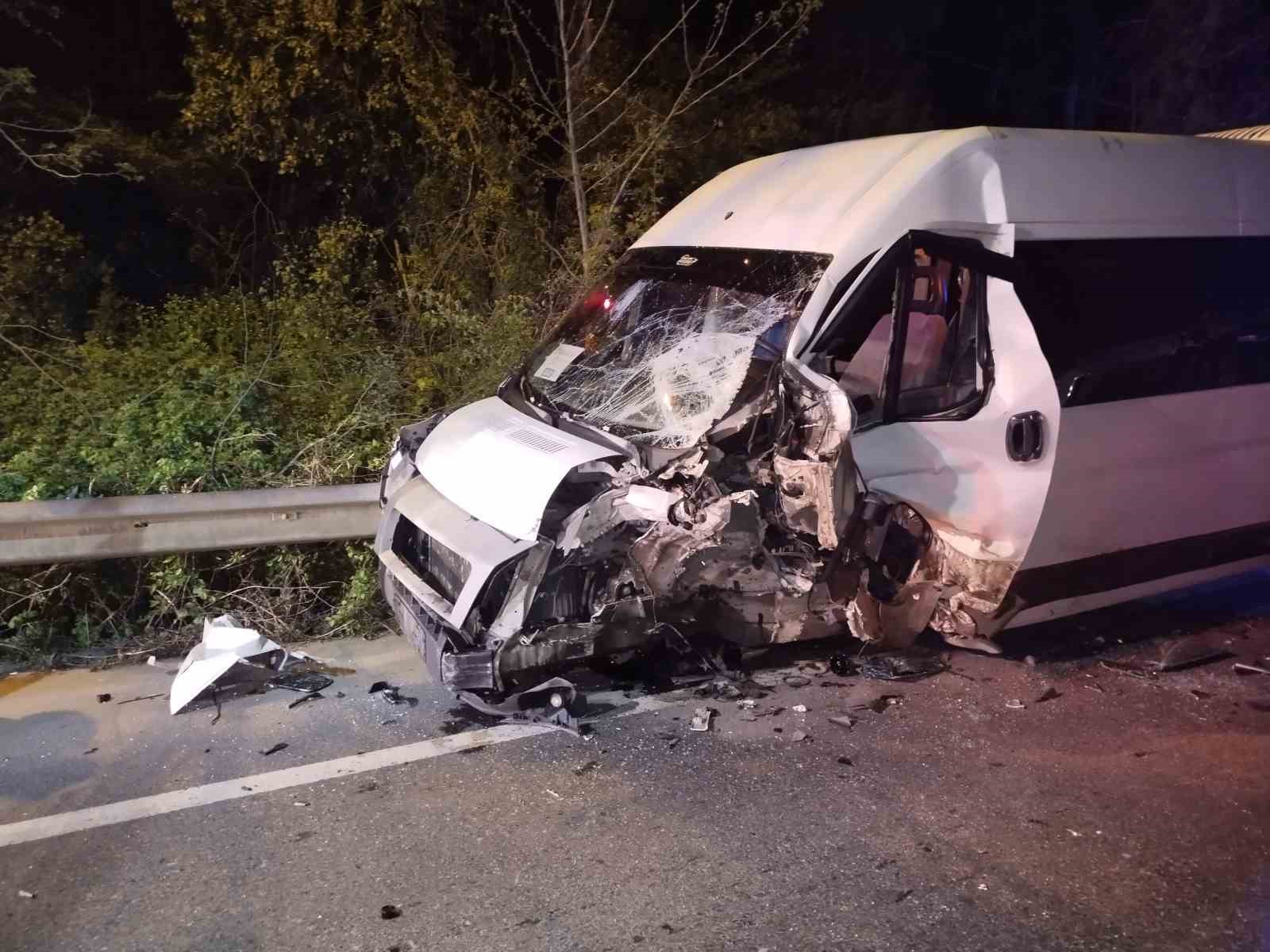 Beykoz’da servis minibüsü ile otomobil çarpıştı: 1’i ağır 12 yaralı 5 beykozda servis minibusu ile otomobil carpisti 1i agir 12 yarali 1 zV9iykYW