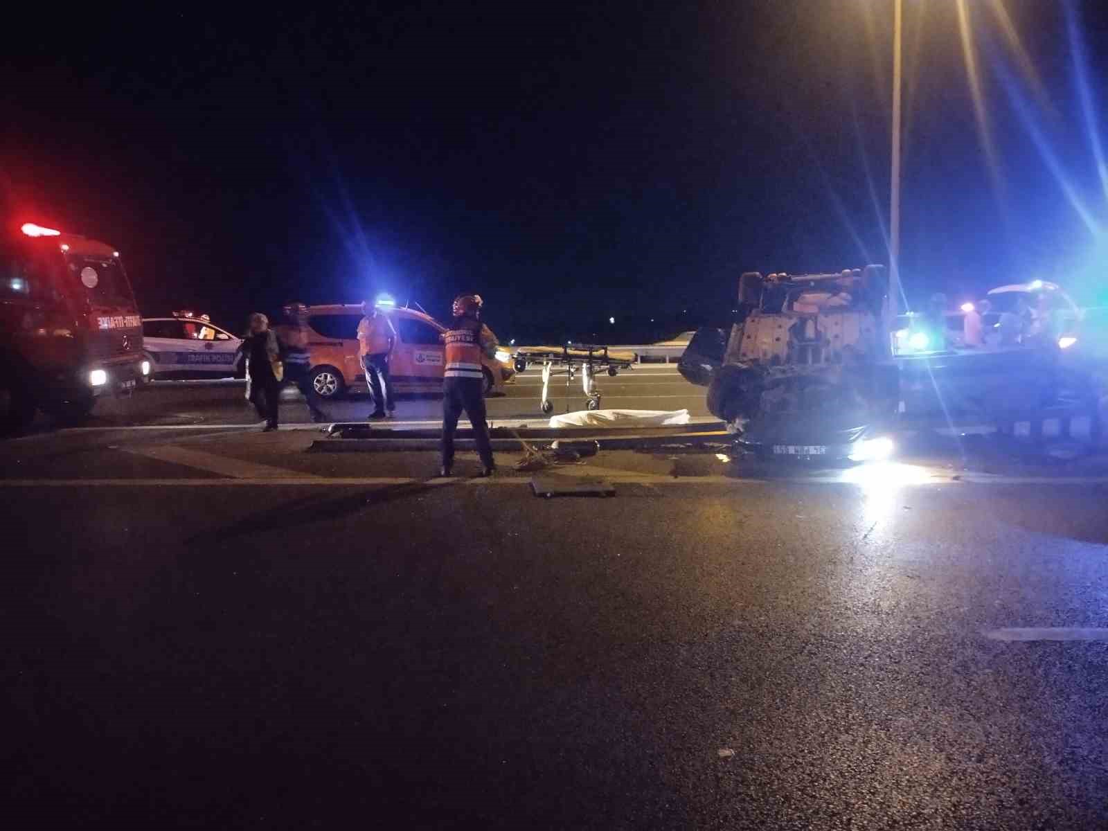 Beykoz’da TEM Otoyolu’nda panelvana çarpan otomobil bariyere saplandı: 1 ölü, 2 yaralı 4 beykozda tem otoyolunda panelvana carpan otomobil bariyere saplandi 1 olu 2 yarali 0 burhUDaa